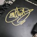 Victory v30 podepsana Guthrie Govan