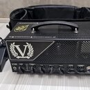 Victory v30 podepsana Guthrie Govan