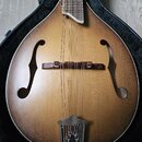 Zánovní česká celomasivní mandolína ULMA Jimmy 3 s kufrem