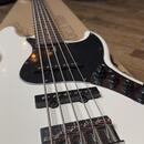 Marcus Miller V3 - 5strunná basa