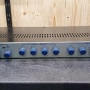 Stříbrný rackový předzesilovač s černým horním krytem. Na levé straně je logo Brunetti a nápis PENTODE TUBES PREAMP, na pravé straně je nápis Centaur…