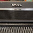 Kytarový kombo zesilovač v černém látkovém potahu. Na horní části je logo FENDER a na stříbrném pásu nápis BASSBREAKER. Pod nápisem se nachází černá…