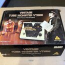 Kartonová krabice s kytarovým pedálem. Na balení je nápis VINTAGE TUBE MONSTER VT999 Classic Vacuum Tube Overdrive a logo behringer. Uprostřed je zob…
