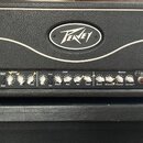 Černý kytarový zesilovač s bílým ornamentálním pruhem a oválným logem Peavey. Na předním panelu jsou ovládací knofíky rozdělené do sekcí Clean, Lead…