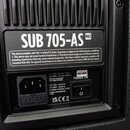 Detail štítku na zadní straně černého přístroje. Na štítku je bílým písmem nápis SUB 705-AS MK3 a text o shodě s pravidly FCC. Pod ním se nachází nap…