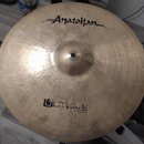 Kruhové činely z mosazi s viditelným broušením povrchu. V horní části je černý nápis Anatolian a ve spodní části nápis ULTIMATE s doplňkem 18"/45cm C…