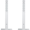 Dvě bílé reproduktorové soupravy typu line array s podstavovými subwoofery. Horní sloupce obsahují několik malých reproduktorů a v dolní části jsou u…