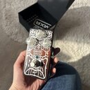 Kytarový efekt pedál s hnědým povrchem a bílými ornamentálními vzory. Na přední straně jsou čtyři průhledné plastové knofíky a v horní části nápis MX…