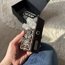 Hnědý kytarový efekt s bílým ornamentálním potiskem. Na přední straně jsou čtyři průhledné plastové knofíky a nápis MXR CUSTOM SHOP. Na boční straně…