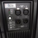 Záběr na zadní panel černého reproduktoru s ovládacími prvky. Jsou zde dva vstupy BALANCED INPUTS (L, R) a dva výstupy LINK/XOVER OUTPUTS (L, R), vše…