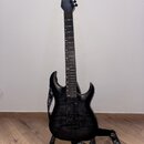 Černá elektrická kytara s tmavým plamenovitým povrchem těla a hnedým hmatníkem. Na hlavě je viditelné logo Solar. Kytara má dva humbuckery, ovládací…