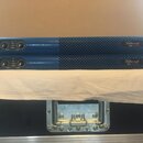 Dvě modré válcové zařízení s texturovaným povrchem v podobě síťoviny. Na každém je nápis „Towersoft M38D DEPTH“. Jsou vybavena dvěma analogovými budí…