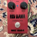 Červený kytarový efekt s nápisy RED LLAMA, OVERDRIVE MkIII a WAY HUGE. Na horní straně jsou dva černé ovládací knoflíky s popisky VOLUME a DRIVE, mod…