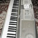 Yamaha Portable Grand DGX 305 (rozsah 6,5 oktávy)