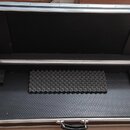 Otevřený transportní kufr s hliníkovými hranami a vrchovnými profilemi. Vnitřní prostor je vyložen černou pěnovou výplní s vlnitým profilem. V dolní…