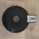 Černý kruhový elektronický bubenový pad z plastu s otvorem uprostřed. Na připevněném kovovém držáku je nápis Roland a štítek s textem PDX-6, DUAL TRI…