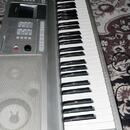 Yamaha Portable Grand DGX 305 (rozsah 6,5 oktávy)