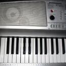 Yamaha Portable Grand DGX 305 (rozsah 6,5 oktávy)