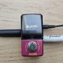 Kompaktní kytarový efekt v bordové barvě s černým plastovým krytem. Na krytu je bílé logo JOYO a na spodním panelu nápis OCHO. Vedle spínacího tlačít…