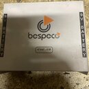 Stříbrná kovová krabička s logem bespeco a oranžovým trojúhelníkem. Uprostřed je štítek s nápisem PHP-20 PHANTOM POWER SUPPLY. Po obou bocích jsou sv…