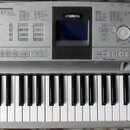 Yamaha Portable Grand DGX 305 (rozsah 6,5 oktávy)