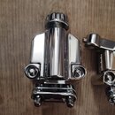 Fotografie zobrazuje chromovaný kovový mechanismus ladicího kolíku k hudebnímu nástroji. Povrch je lesklý a bez viditelných poškrábaní či opotřebení.…