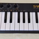 Černý MIDI kontrolér s klaviaturou, bílými a černými klávesami. Na horní části je nápis SWING MIDI CONTROLLER/SEQUENCER a logo behringer. Zařízení ob…
