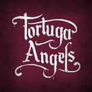 Fotografie zobrazuje bílý nápis „Tortuga Angels“ v dekorativním, stylizovaném písmu. Text je umístěn na tmavě červeném, texturovaném pozadí. Spodní č…