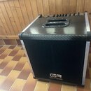 Černý basový kombozesilovač s povrchem imitujícím karbon. Na přední mřížce je umístěno logo GR BASS. Horní panel obsahuje ovládací knoflíky a úchytku…