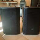 Dva černé reproduktory s kovovými mřížkami. Na spodní části obou reproduktorů je umístěno logo JBL. Povrch skříní má strukturovaný, matný povrch.