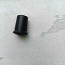Na fotografii je černý plastový cylindrický dílek s rozšířenou základnou. Předmět nemá žádné viditelné značky, loga ani nápisy. Povrch je hladký a be…
