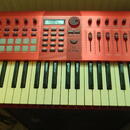 CME VX 6 -špičkový masterkeyboard s motorizovanými fadery.
