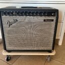 Černý kytarový kombozesilovač s šedou texturovanou přední síťovkou. Na síťovce jsou nápisy „Fender“ a „Montreux“. Horní ovládací panel obsahuje řadu…