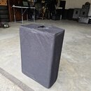 Černý textilní kryt na reproduktor nebo kombo s úchytem v horní části. V dolní levé části je bílý nápis th.mann. Povrch materiálu vykazuje lehké zneč…