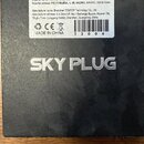Černý čtvercový předmět s nápisem SKY PLUG. V horní části je bílá nálepka s textem: Importer name: FISHING KING, SLU; Importer address: PIEDRABUENA,…