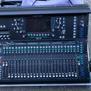Černý digitální mixovací pult s nápisy ALLEN & HEATH a SQ-6. Zařízení obsahuje centrální displej, řadu posuvníků, zahlreiche tlačítka s podsvícením a…