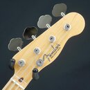 Fotografie zachycuje hlavu basové kytary z přírodního světlého dřeva. Na hlavě je černé logo Fender a pod ním nápis PRECISION BASS. Nástroj má čtyři…
