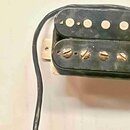 Černý humbucker s dvěma řadami šesti pólů. Horní řada má hladké stříbrné půly, spodní řada je upevněna mosaznými šrouby. Snímač má připojený černý ka…