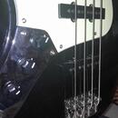 Levoruká baskytara typu Jazzbass