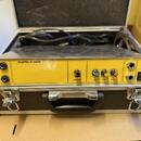 přenosný zesilovač s nápisem "Amplifier D 250W