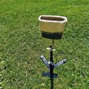 Na fotografii je zobrazen improvizovaný stojan s připevněným kelímkem nebo nádobou v barvě béžové a černé. Celý mechanismus je vyroben z černého kovo…