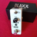 Bílý efekt pedál s nápisy SPEED, PHASER a logem BLAXX. Na horní části je přepínač s označením Vintage a Modern a nápis DC 9V. Pedál má jeden černý ov…