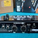 Zadní strana černého osobního monitorovacího mixeru s nápisem ALLEN&HEATH ME 1. Jsou zde vidět konektory Phones, Stereo, Mono out, Link Out, Link In…