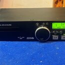 Černý rackový CD přehrávač s nápisy Numark, MP102 a PROFESSIONAL MP3 CD PLAYER. Na předním panelu jsou umístěny ovládací prvky, velký otočný knoflík…
