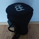 Černý látkový přepravní vak na hudební nástroj s ramenním popruhem. Na horní části je šedý nápis MEINL a stylizované logo připomínající písmeno B. Po…