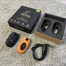 Na fotografii je digitální bezdrátový systém v originálním černém balení s nápisy ORTEGA GUITARS EST 1994 a ODWS-1 digital wireless system. Sada obsa…