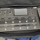 Černý kytarový procesor v přepravní tašce. Na zařízení je nápis HEAD RUSH PEDALBOARD a v pravém horním rohu logo Powered by ELEVEN HD EXPANDED. Příst…