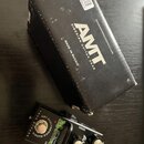 Černý kytarový efekt pedál s nápisy AMT ELECTRONICS RUSSIA a M-DRIVE. Na pedálu jsou tři ovládací knofíky, přepínač s nápisem TRUE BYPASS a vstup IN.…
