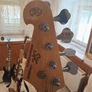 Levoruká baskytara typu Jazzbass