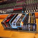 Krabice s audio rozhraním RME FIREFACE 400, umístěná na dřevěném stole před velkým míchacím pultem. Na krabici je nápis RME, FIREFACE 400 a 36-Channe…